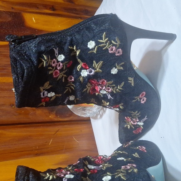 Besty Johnson Ankle Boots - Picture 6 of 15